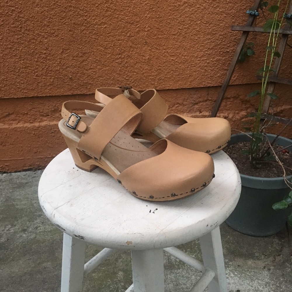 Dansko Thea Clogs Size 40 Nude Closed Toe Sandals